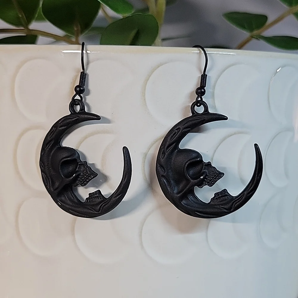 🔥LAST PAIR🔥 Screaming Skull Matte Black Crescent Drop Earrings - Picture 1 of 5